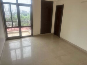 Room in 3 BHK Builder Floor at Sector 21 – for Rent
