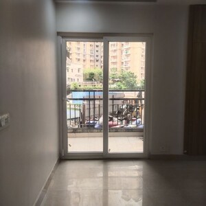 Room in 3.5 BHK Apartment at Patel Neotown, Tech Zone 4 Greater Noida – for Rent