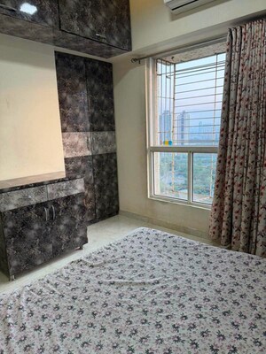 Room in 2 BHK Apartment at Lodha Amara, Kolshet Road – for Sale