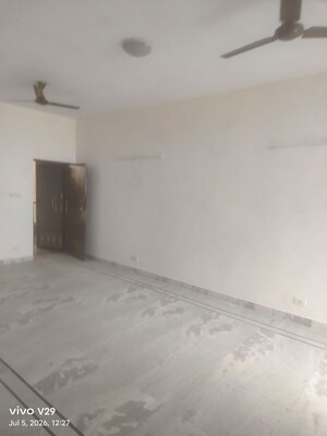 Room in 2 BHK Apartment at Unitech Heritage City, Sector 25 – for Sale