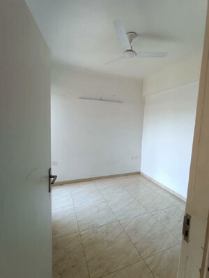 Room in 2 BHK Apartment at Gaur City 2 - 14th Avenue, Sector 16c Greater Noida – for Rent