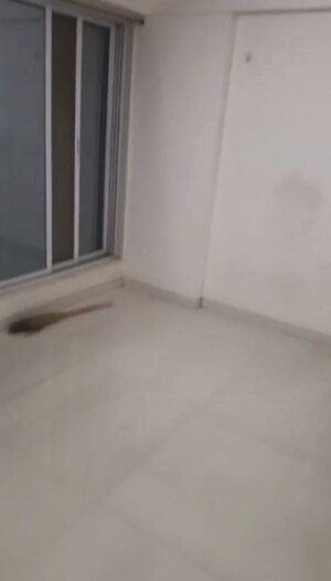Room in 3 BHK Apartment at Bindra Complex, Andheri East – for Rent