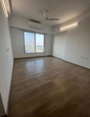 Room in 4 BHK Apartment at Kalpataru Magnus, Bandra East – for Sale