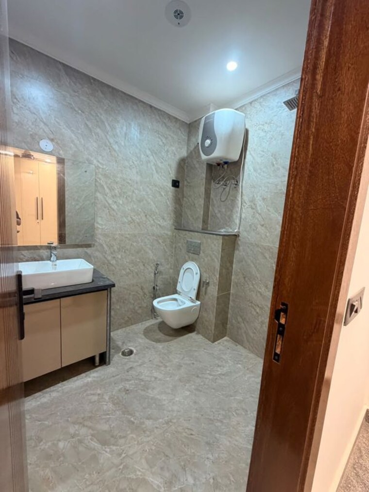 Bathroom, freedom fighters enclave 2 Bedroom 1000 Sq.Ft. Builder Floor In Freedom Fighters Enclave Delhi 10629351
