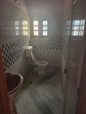 Attached Bathroom in 2 BHK Apartment at Sealdah – for Rent