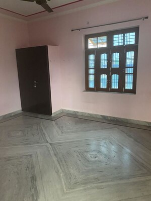 Room in 2 BHK Apartment at Sealdah – for Rent