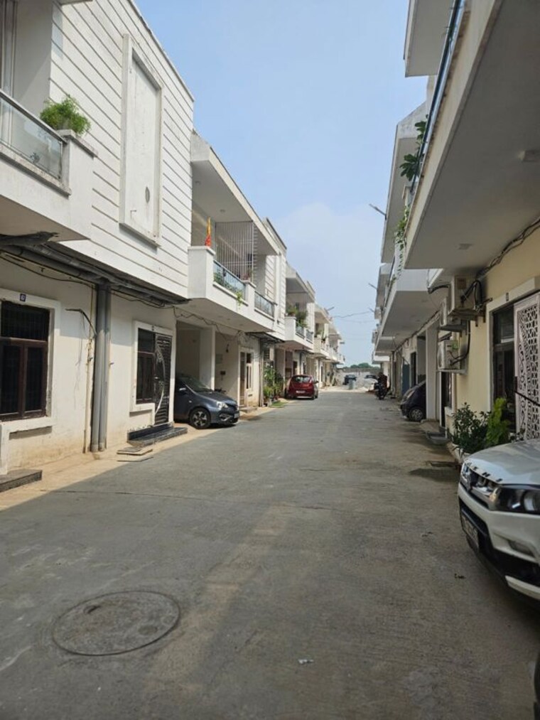  Parking, sindhuja-greens 3 Bedroom 1800 Sq.Ft. Villa In Sector 10 Greater Noida Greater Noida 10629575