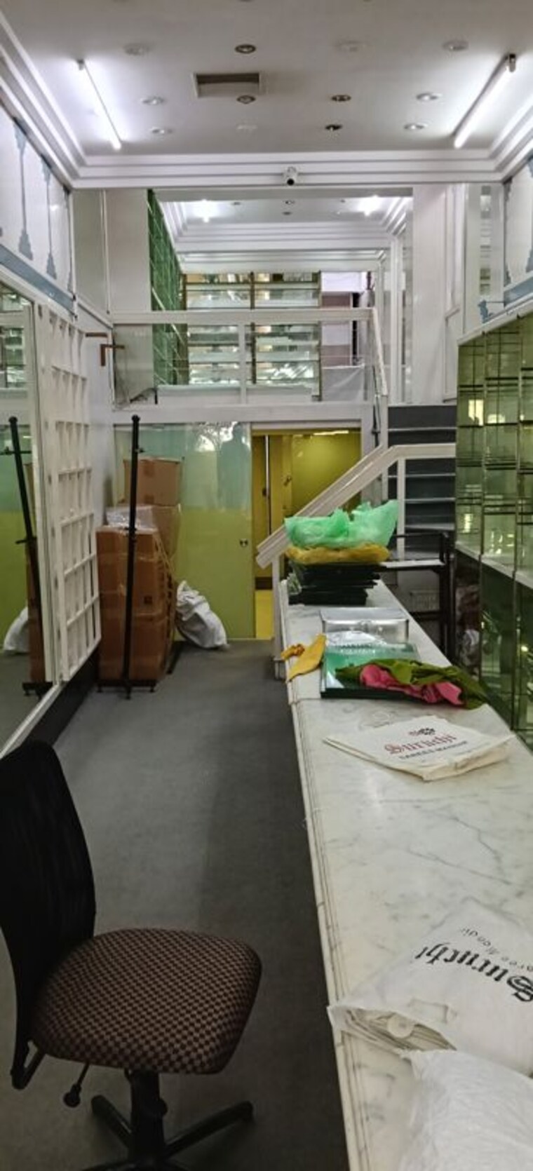 Balcony, marine drive Commercial Showroom 850 Sq.Ft. In Marine Drive Mumbai 10629645
