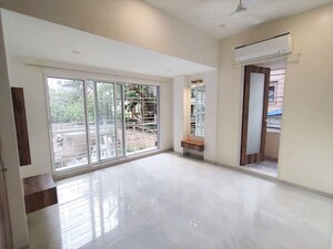Room in 1.5 BHK Apartment at Bandra West – for Rent