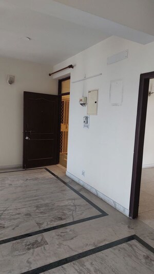 Room in 2 BHK Builder Floor at Sector 21 – for Rent