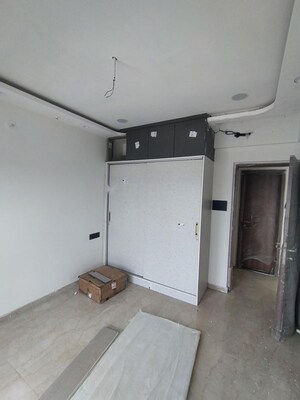 Room in 5 BHK Apartment at Shapoorji Pallonji BKC 28, Bandra East – for Rent