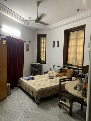 1 RK Apartment For Rent in Taher Mansion Building, Malabar Hill