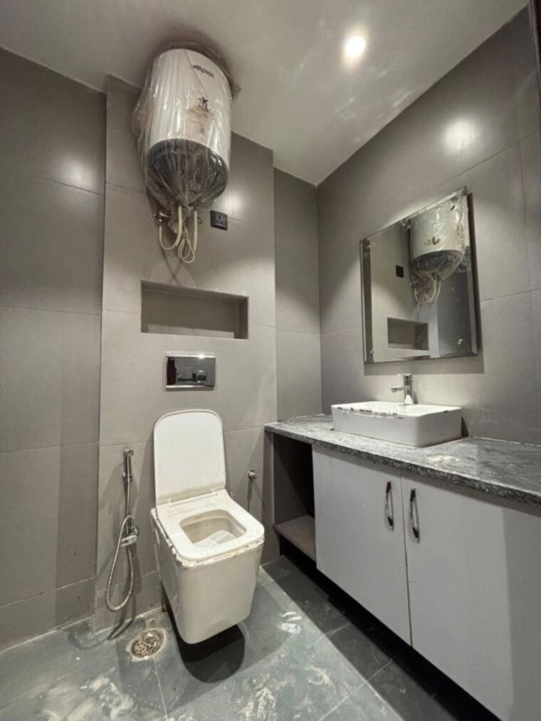 Bathroom, freedom fighters enclave 4 Bedroom 2500 Sq.Ft. Apartment In Freedom Fighters Enclave Delhi 10629796