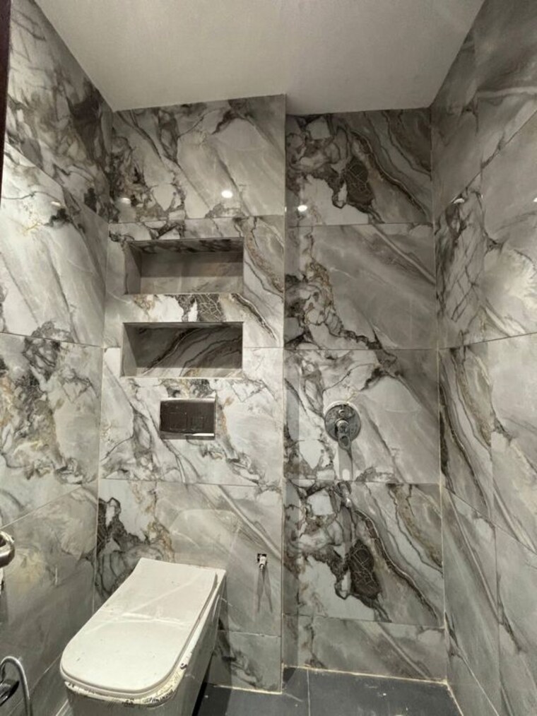 Bathroom, freedom fighters enclave 4 Bedroom 2500 Sq.Ft. Apartment In Freedom Fighters Enclave Delhi 10629796