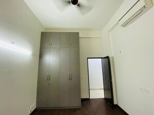 Room in 3.5 BHK Apartment at Paras Irene, Sector 70a – for Sale