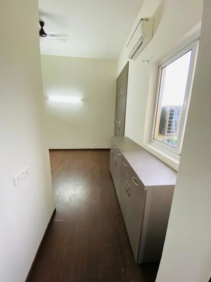 Room in 3.5 BHK Apartment at Paras Irene, Sector 70a – for Sale