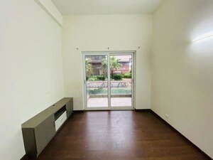 Room in 3.5 BHK Apartment at Paras Irene, Sector 70a – for Sale
