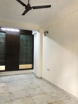 Room in 3 BHK Builder Floor at Defence Colony – for Rent