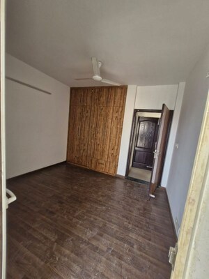 Room in 3 BHK Apartment at BPTP Park Elite Floors, Sector 85 – for Rent