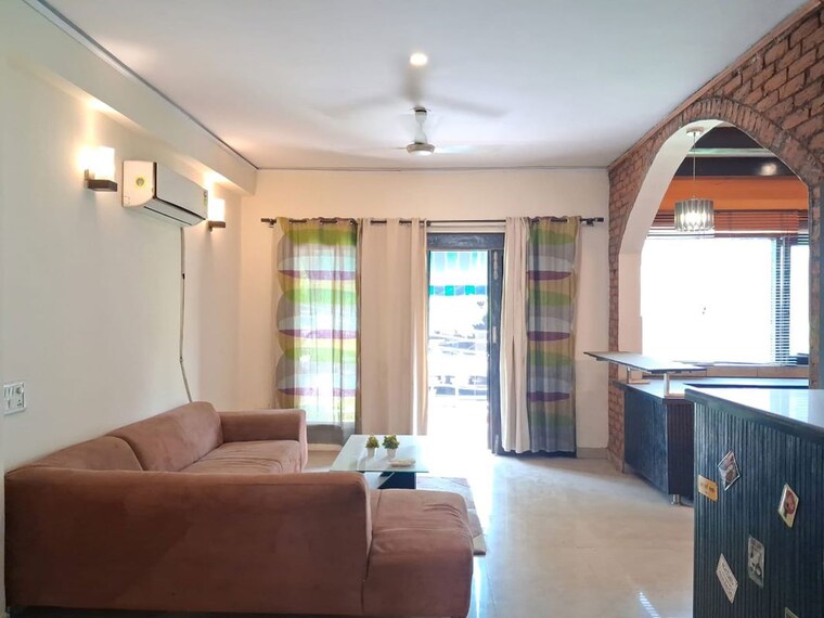Living Room, sector 46 2.5 Bedroom 1500 Sq.Ft. Builder Floor In Sector 46 Noida 10629908