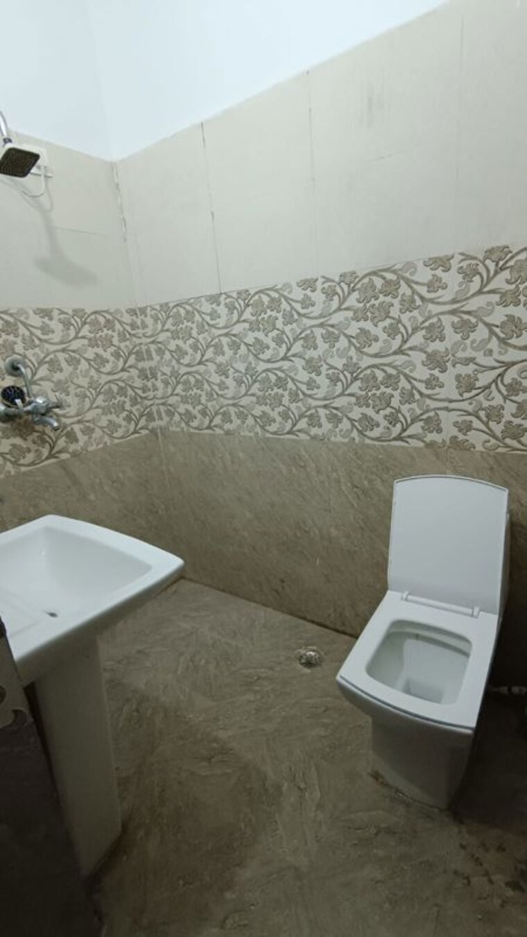 Bathroom, aman vihar 3 Bedroom 1400 Sq.Ft. Builder Floor In Aman Vihar Dehradun 10629946