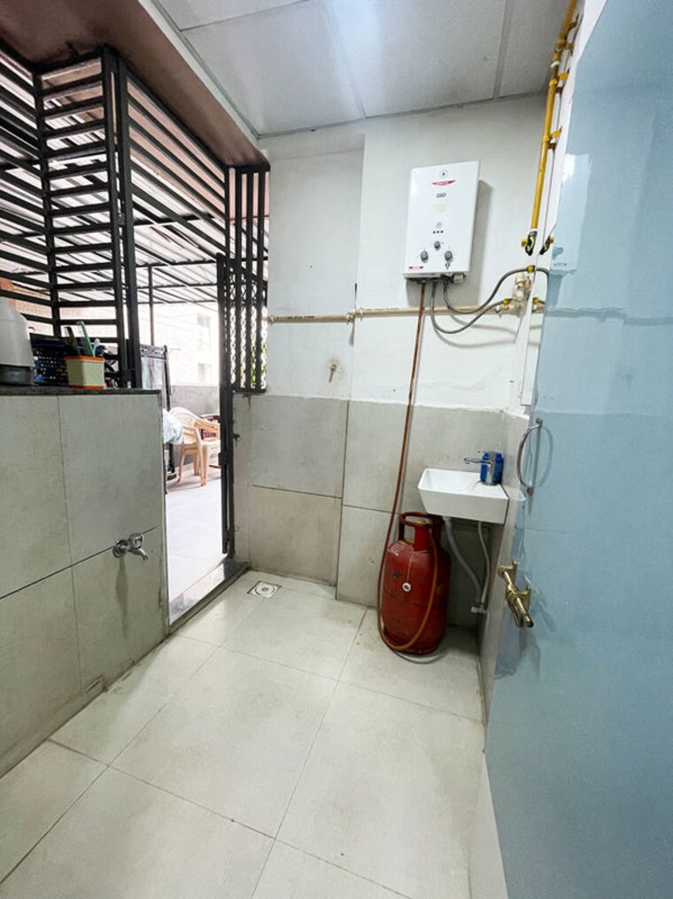 Bathroom, gota 3 Bedroom 200 Sq.Yd. Apartment In Gota Ahmedabad 10630014