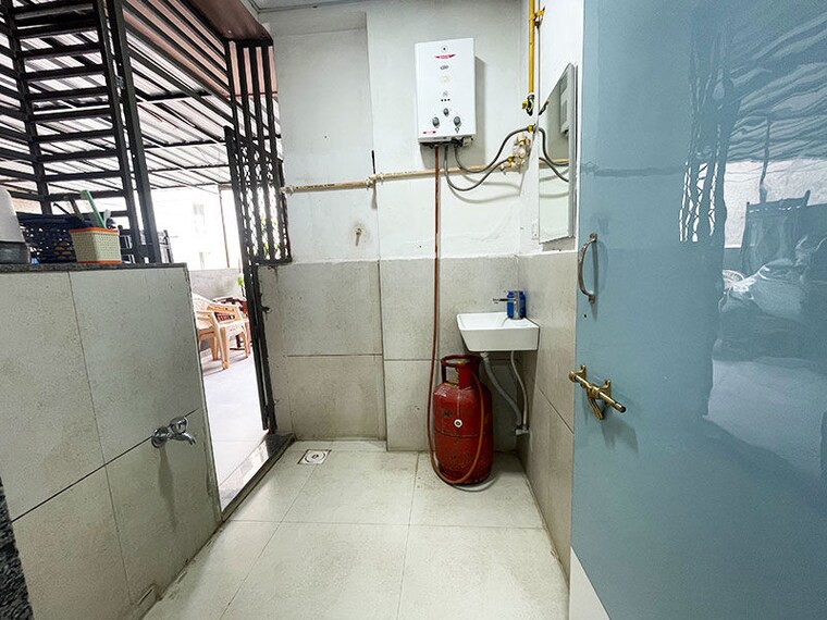 Bathroom, gota 3 Bedroom 200 Sq.Yd. Apartment In Gota Ahmedabad 10630014
