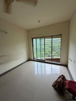 Room in 2 BHK Apartment at Kalpataru Hills, Manpada – for Rent