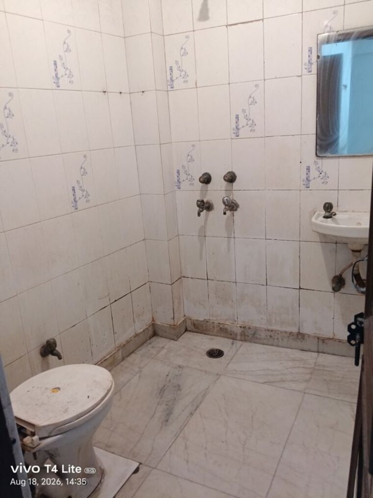 Bathroom, panchsheel vihar 1 Bedroom 50 Sq.Yd. Builder Floor In Panchsheel Vihar Delhi 10630020