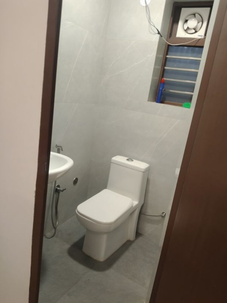 Bathroom, sector 46 1.5 Bedroom 500 Sq.Ft. Apartment In Sector 46 Faridabad 10630029