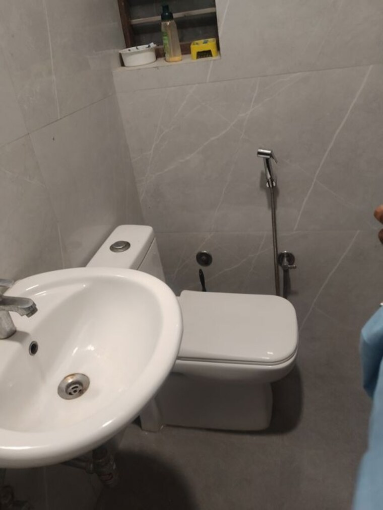 Bathroom, sector 46 1.5 Bedroom 500 Sq.Ft. Apartment In Sector 46 Faridabad 10630029