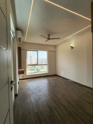 Room in 3 BHK Apartment at Signature Global City, Sector 37d – for Rent