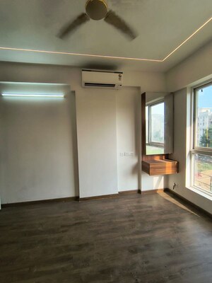 Room in 3 BHK Apartment at Signature Global City, Sector 37d – for Rent
