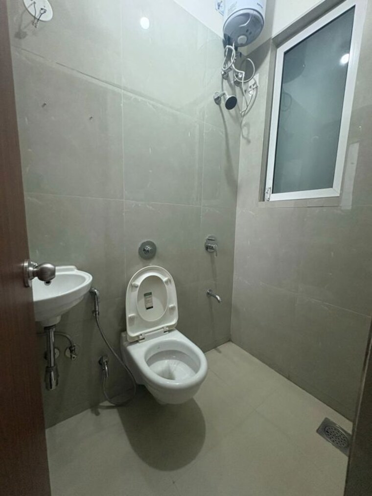 Bathroom, lodha-high-end 3 Bedroom 1250 Sq.Ft. Apartment In Kapur Bawdi Thane 10630046