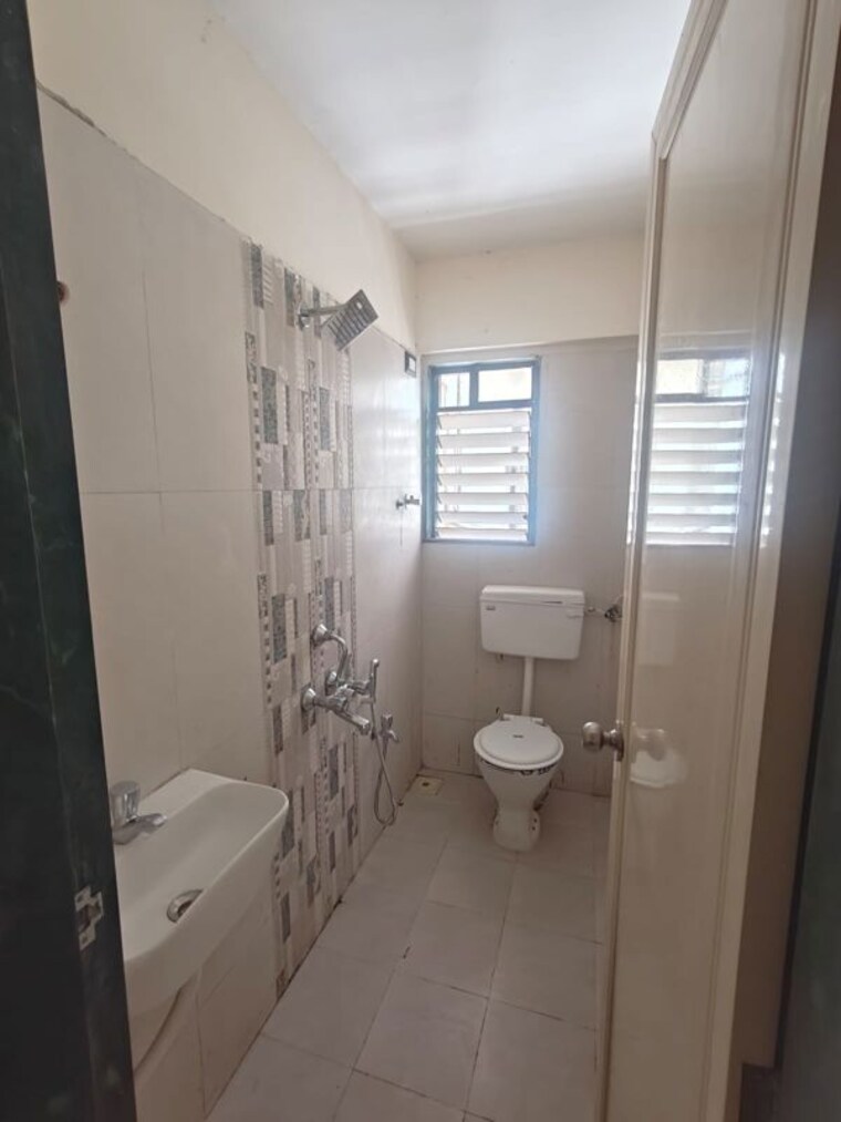 Bathroom, marathon-monte-south 3 Bedroom 1250 Sq.Ft. Apartment In Byculla West Mumbai 10629868
