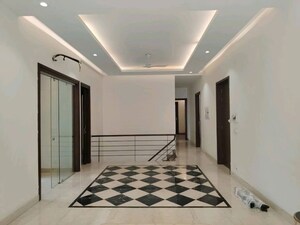 Building Lobby in 3 BHK Builder Floor at BPTP Amstoria, Sector 102 – for Rent