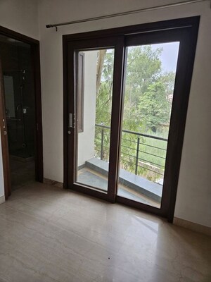 Room in 3 BHK Builder Floor at BPTP Amstoria, Sector 102 – for Rent