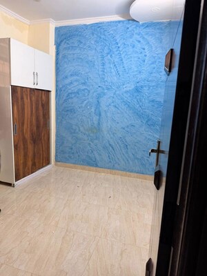 Room in 3 BHK Builder Floor at Mahavir Enclave – for Rent