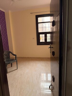 Room in 3 BHK Builder Floor at Mahavir Enclave – for Rent