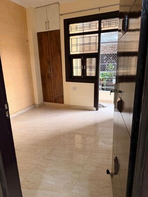 Room in 3 BHK Builder Floor at Mahavir Enclave – for Rent