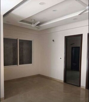 Room in 3 BHK Apartment at Vip Road – for Rent
