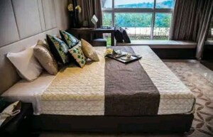 Bedroom in 2 BHK Apartment at Wadhwa Pristine, Matunga West – for Sale