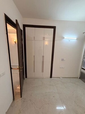 Building Lobby in 3 BHK Apartment at Smart World Orchard, Sector 61 – for Rent