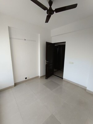 Room in 2 BHK Apartment at Unitech Uniworld Gardens 2, Sector 47 – for Rent