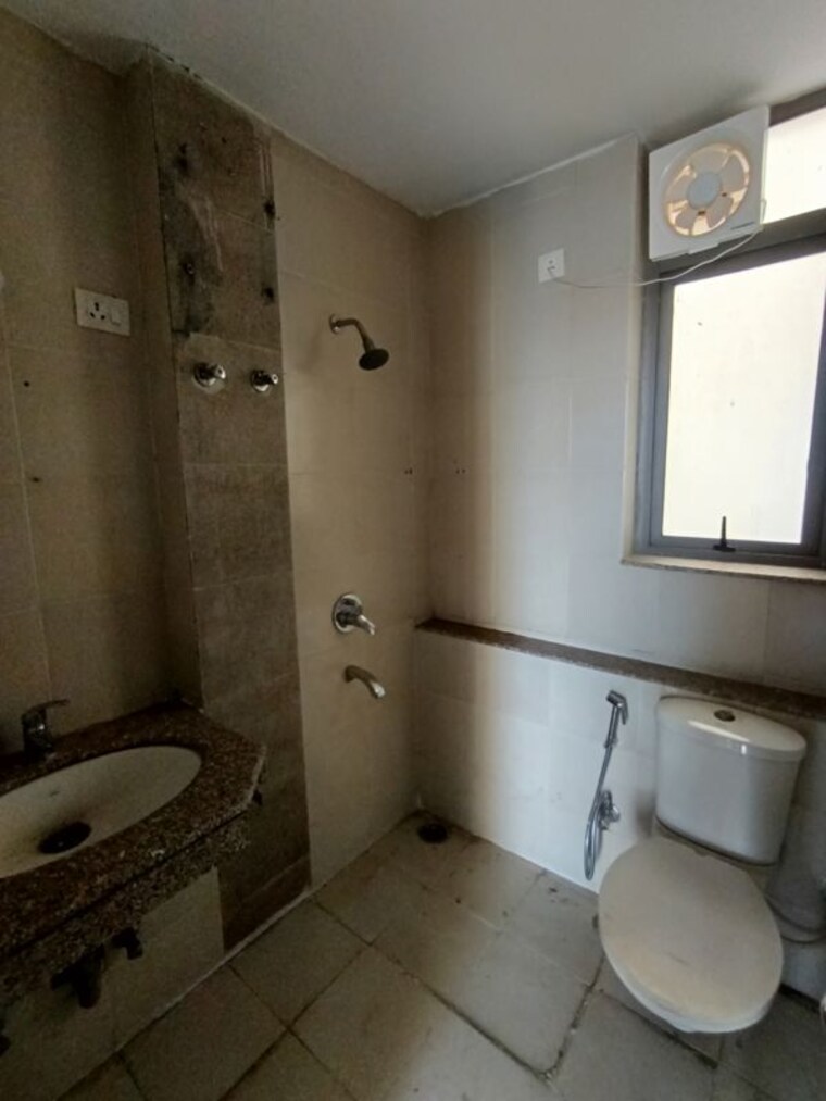 Bathroom, unitech-uniworld-gardens-2 2 Bedroom 1350 Sq.Ft. Apartment In Sector 47 Gurgaon 10630188