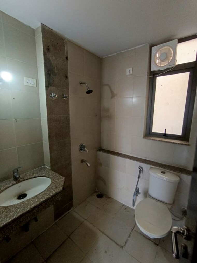 Bathroom, unitech-uniworld-gardens-2 2 Bedroom 1350 Sq.Ft. Apartment In Sector 47 Gurgaon 10630188