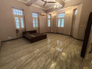 Bedroom in 2.5 BHK Apartment at SP Acropolis Patropolis and Heliopolis, Azad Nagar Colaba – for Rent