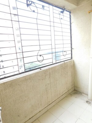 Room in 2 BHK Apartment at Lake avenue CHS, Powai – for Rent