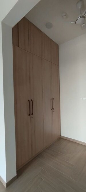 Room in 4 BHK Apartment at Pareena Express Heights, Sector 99 – for Rent