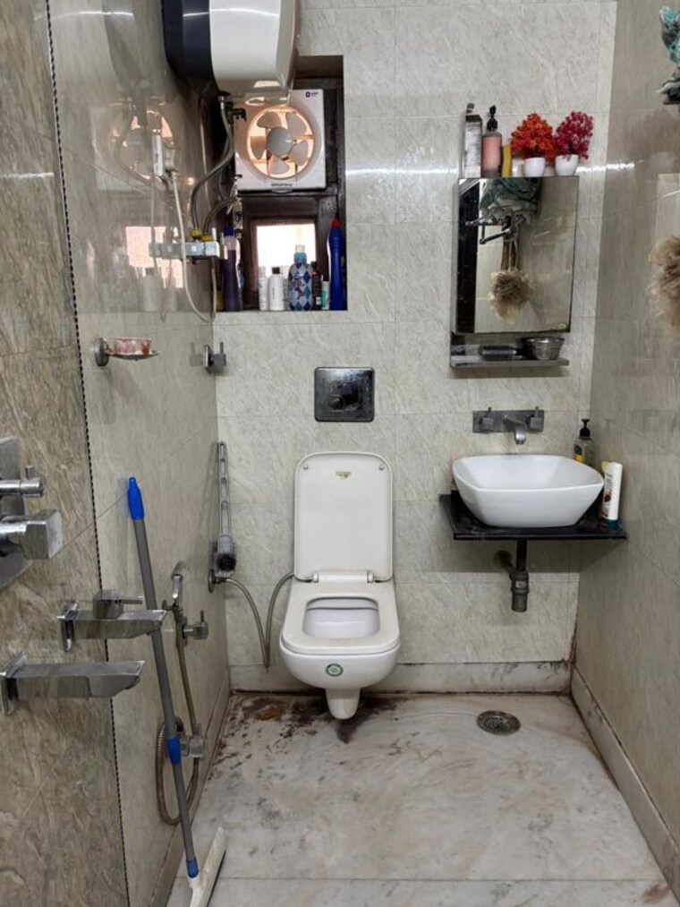 Bathroom, saraswati vihar 4 Bedroom 240 Sq.Yd. Builder Floor In Saraswati Vihar Delhi 10630522